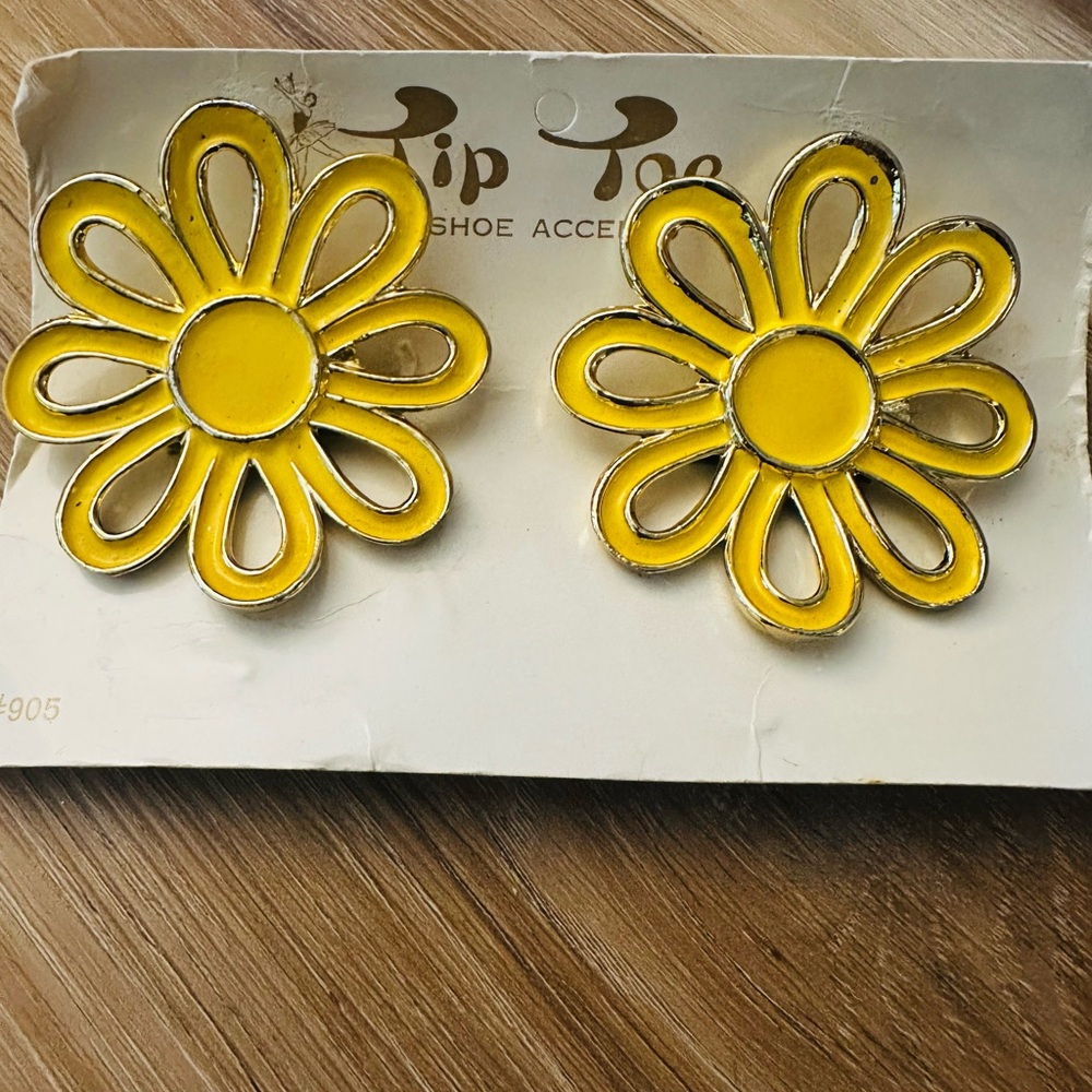 Vintage Tip Toe Daisy Enamel Shoe Clips Deadstock